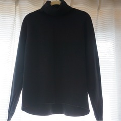 UNIQLO ブラック ニットの画像