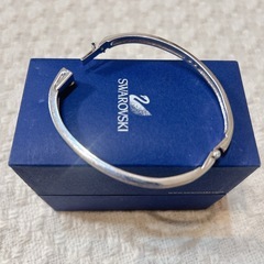 スワロフスキー　シルバー　
バングルの画像