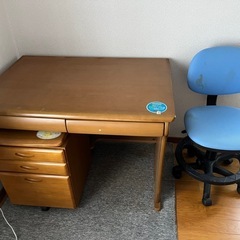 学習机とイスの画像