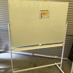 【来店歓迎】【OF-116】美品 在庫多数 180cm幅 ホワイトボード 脚付き キャスター付き 両面ボード　120cm幅 月間予定表 マンスリーカレンダー スケジュール管理 事務用品　検)事務机　オフィス チェア　会議 椅子　ロッカー　ミーティングテーブル　応接ソファ 店舗 事務所 什器　書庫 本棚 ラック デスク スチール 美品多数 格安 【中古オフィス家具】の画像