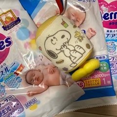 新生児おむつとおもちゃ、アンパンマンお菓子入れ？の画像