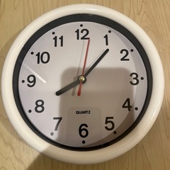 時計2個（右側の四角の方だけでしたら100円でOK）の画像