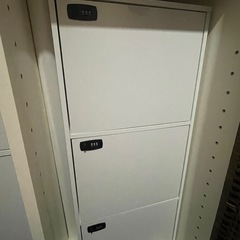 鍵付き ボックス 収納 棚 A4ファイル カラーボックス 3段 ダイヤル鍵付き 扉 スリム 幅42cm ロッカー 書棚の画像