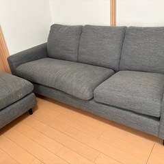 グレー カウチソファの画像