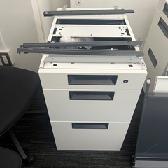 【受け渡し予定者が決まりました】無料オフィス用デスクと椅子2セットの画像