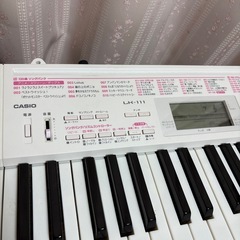 電子ピアノ　LK-111　光ナビゲーション　キーボード　CASIOの画像