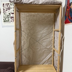 テレビ台、棚、洋服タンス、ハンガーラック、冷蔵庫、プラスチック収納ボックス、ハンガーの画像