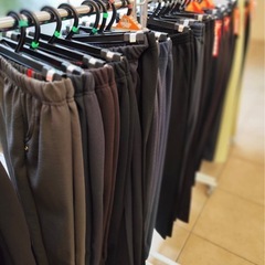 【4月スタート｜単発】【4〜6時間で1万円】服の販売サポート・搬入スタッフ、平日稼働可能な方（男性歓迎）の画像