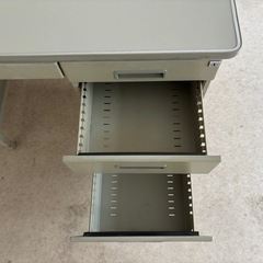 【早急‼️】TOYO STEEL スチールデスク 片袖 事務机 オフィスデスク 幅91.5cm 奥行63.5cm 高さ74cmの画像