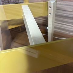 円形ガラスダイニングテーブルの画像