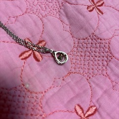 キラキラ揺れるネックレスの画像