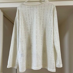 さりげない透け感で魅せる、透かし編みトップスの画像