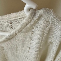 さりげない透け感で魅せる、透かし編みトップスの画像