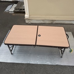 1,000円】キャンプ・BBQに！折りたたみアウトドアテーブル（木目調/2段階昇降/パラソル穴付）の画像