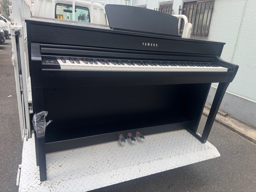 新品同様ヤマハ電子ピアノ中古美品YAMAHA  CLP-735B 2021年製　高低調整可能椅子付き 