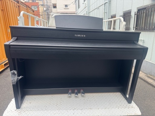 新品同様ヤマハ電子ピアノ中古美品YAMAHA  CLP-735B 2021年製　高低調整可能椅子付き 