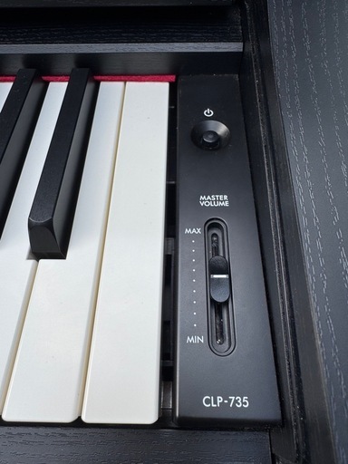 新品同様ヤマハ電子ピアノ中古美品YAMAHA  CLP-735B 2021年製　高低調整可能椅子付き 