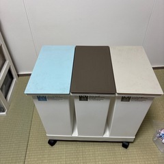 キャスター付きゴミ箱の画像