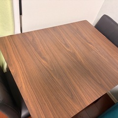 ダイニングテーブルと椅子の画像