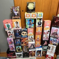 大量フィギュアとポケモンカードの画像