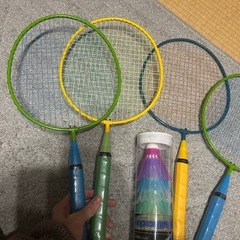  バド　ラケット×4　シャトル×6の画像
