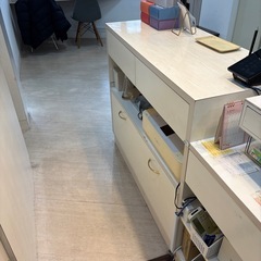 美容室レジカウンターの画像