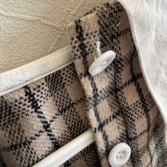 チェック柄ロンパース、膝あての画像