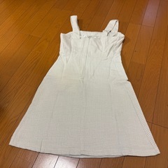 ボタン付きキャミワンピース　ミニ丈　黒と白のセットの画像