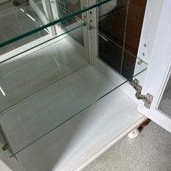 坂2602-657 アンティーク調　ガラス キャビネット ショーケース コレクションケース ロココ調 ホワイト家具 キズ汚れ有りの画像