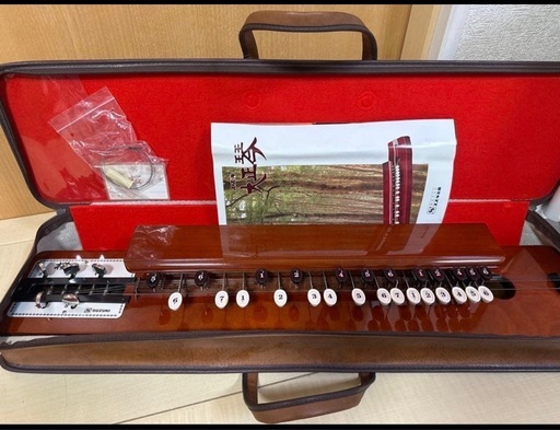 スズキ（鈴木楽器）製の大正琴 「桜」 です