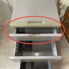J761⭐️ UCHIDA3段スチールワゴン② 鍵なし
の画像