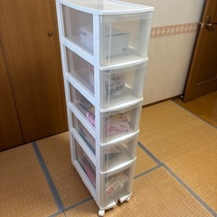 衣装ケースとパソコンチェアーの画像