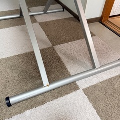 ニトリ昇降ガラステーブル（イス2脚付）の画像