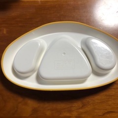 ベビーが自分でスプーンで食べやすいお皿の画像