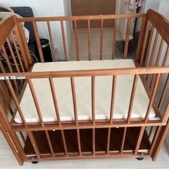 カトージ 木製ベビーベッド コンパクト 収納付 キャスター付 の画像