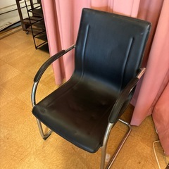黒レザー調椅子の画像