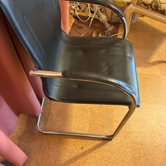 黒レザー調椅子の画像