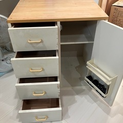 4段引き出し+扉のキャビネットの画像