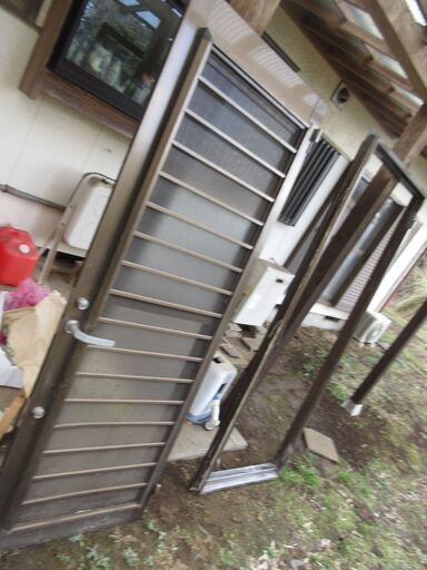 勝手口ドア　アルミサッシ　採風　網戸付き