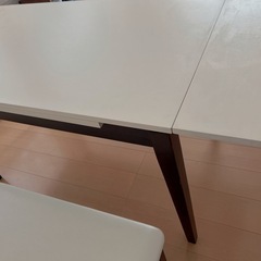 ダイニングテーブルの画像