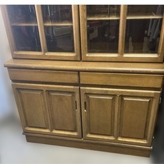 大型木製キャビネット ガラス扉付きの画像