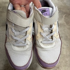 NIKE、hummelスニーカーの画像