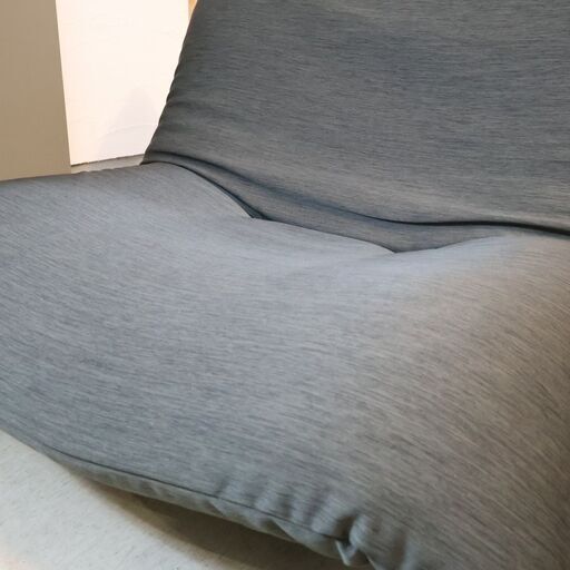 フランスのligne roset(リーンロゼ)のパスカル・ムールグ デザインCALIN(カラン) 1人掛けソファー/ギャッジ付きです。