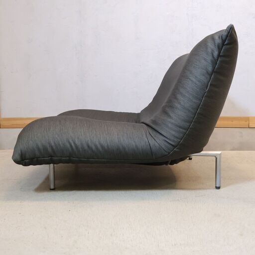 フランスのligne roset(リーンロゼ)のパスカル・ムールグ デザインCALIN(カラン) 1人掛けソファー/ギャッジ付きです。