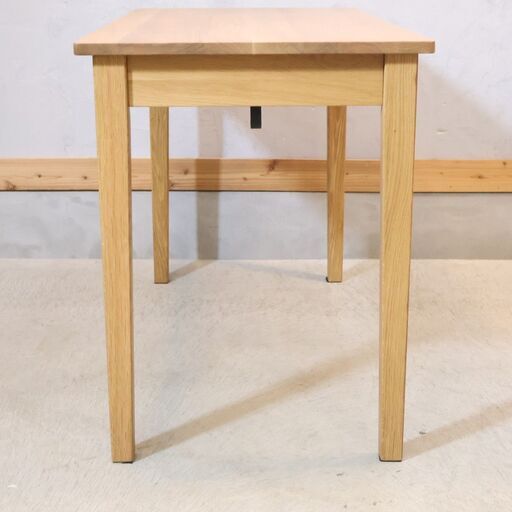 人気のMUJI(無印良品)のオーク材パーソナルデスクです。シンプルでオシャレなデザインとナチュラルな質感がインテリアのアクセントになる