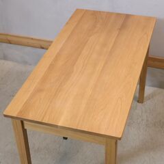 人気のMUJI(無印良品)のオーク材パーソナルデスクです。シンプルでオシャレなデザインとナチュラルな質感がインテリアのアクセントになるデスク♪学習机はもちろんパソコンデスクや事務机に最適です！！の画像