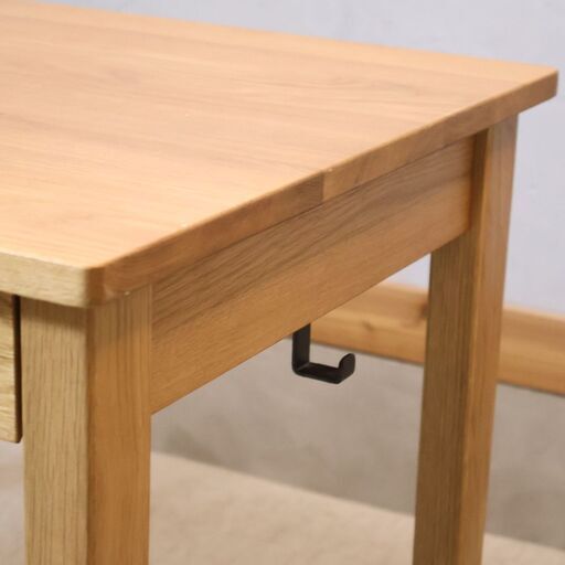 人気のMUJI(無印良品)のオーク材パーソナルデスクです。シンプルでオシャレなデザインとナチュラルな質感がインテリアのアクセントになる