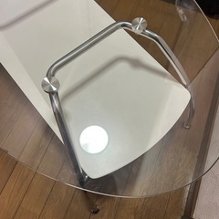 ニトリのガラステーブルの画像