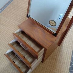 昔の旅館にあったような小さな鏡台ですの画像