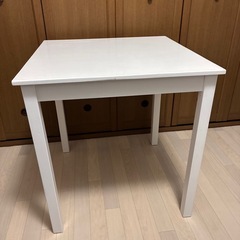一人暮らし用　白いテーブル　70×70×73cmの画像